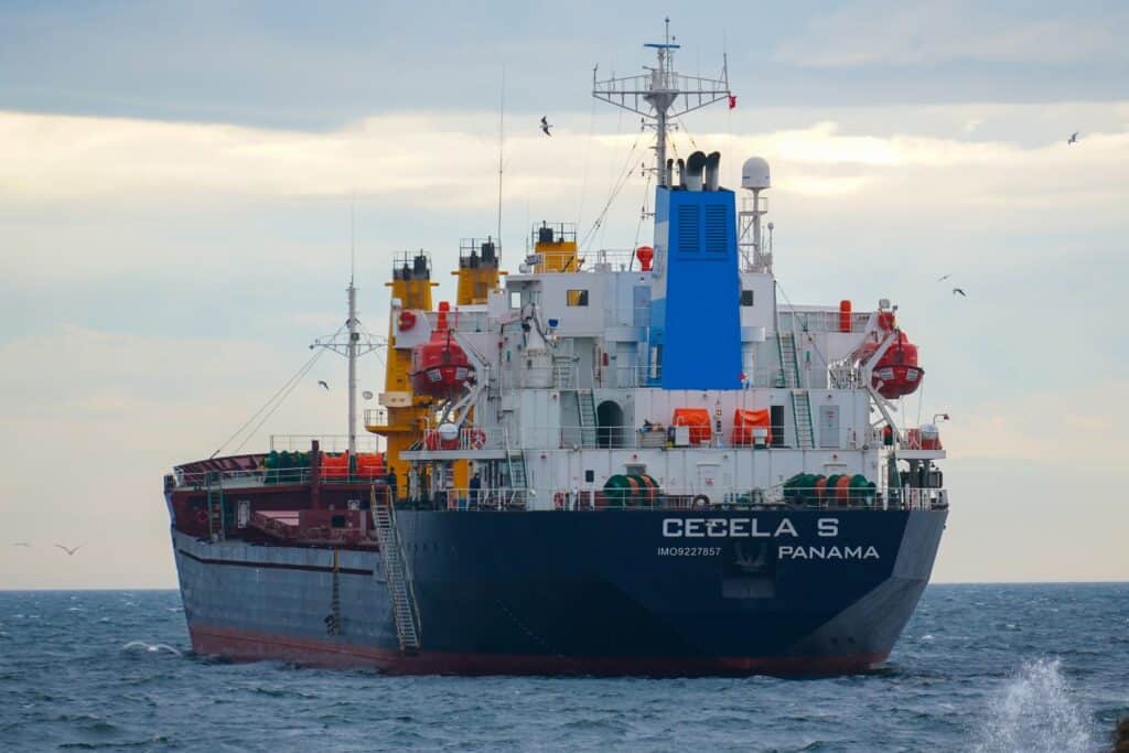 كيف يعمل محرك السفينة