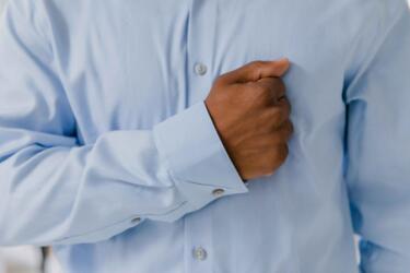 ما الذي يسبب تضخم الثدي عند الرجال وكيف يمكن التخلص منه؟