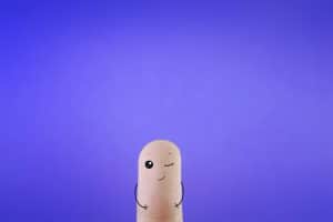 ما أسباب حدوث شلل الوجه النصفي وبمَ يختلف عنه شلل بيل؟