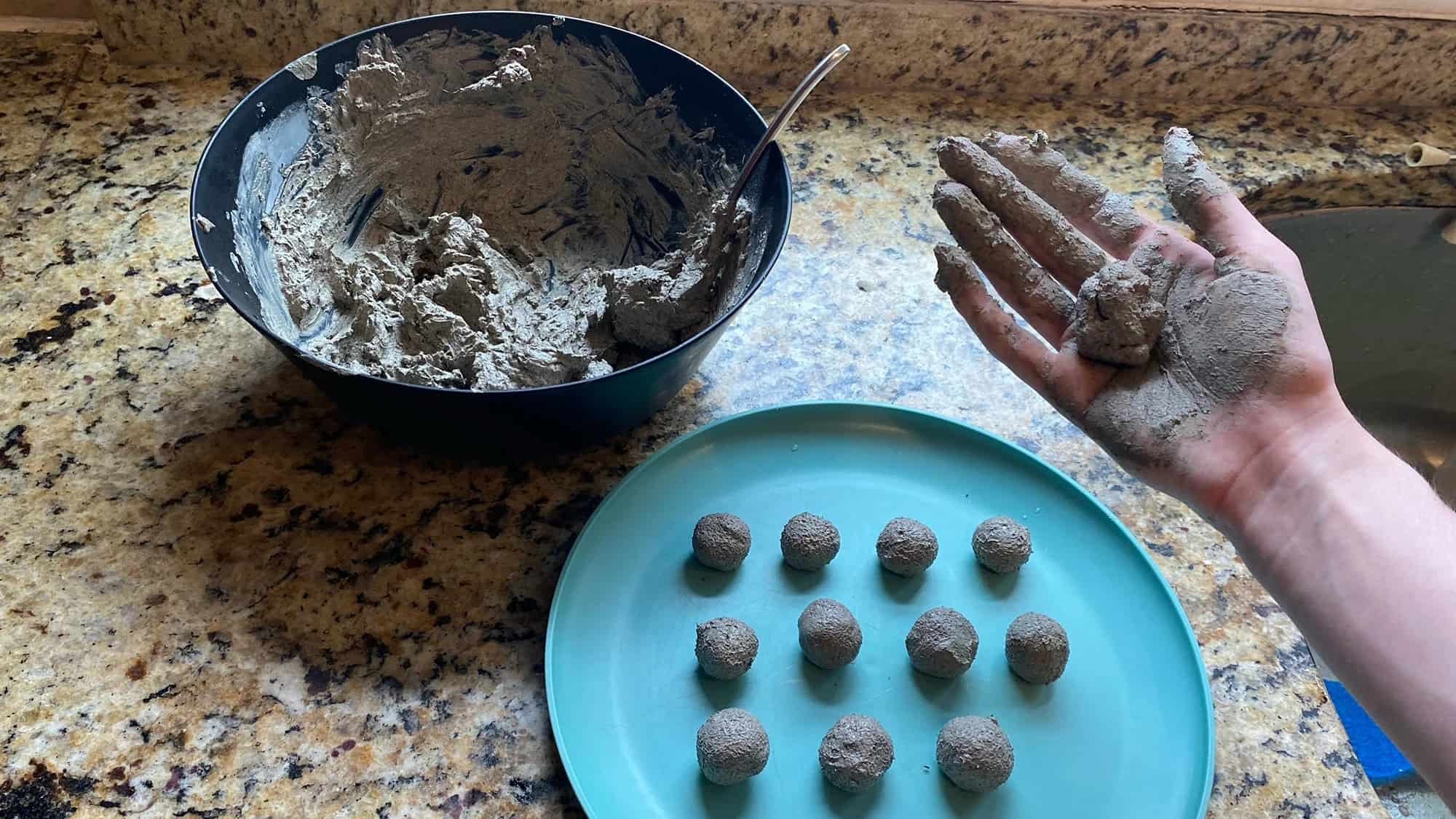 هذه العملية فوضوية قليلاً؛ ولكن تذكّر أنك كنت تحب اللعب بالوحل عندما كنت طفلاً. جيمي ديكمن