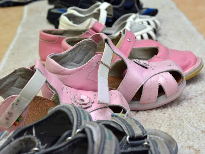 هل من الأفضل عدم التجول داخل المنزل بأحذيتنا؟ نعم وإليك الدليل العلمي