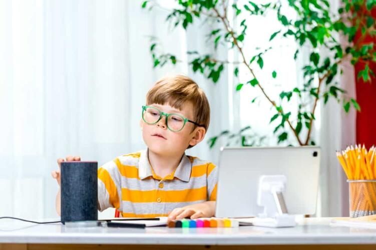 كيف يستفيد الأطفال من المساعد الصوتي أليكسا في حل واجباتهم المدرسية؟