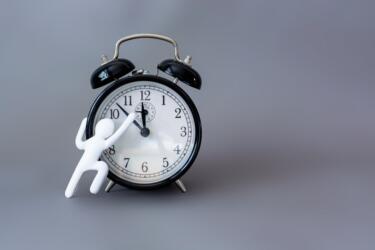 كيف تعرف أنك مصابٌ بعمى الوقت؟ وما علاجه؟