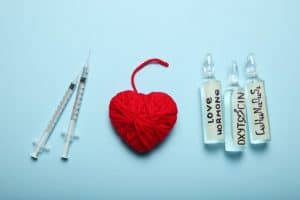 ما الفرق بين هرمون الأوكسيتوسين والبرولاكتين في التأثير على إدرار الحليب؟