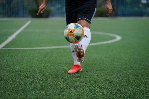 ما العضلات التي يركّز لاعبو كرة القدم على تمرينها؟