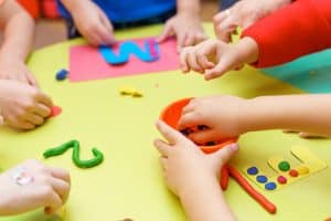 10 نصائح للوالدين تساعد أطفالهم على التأقلم في الحضانة