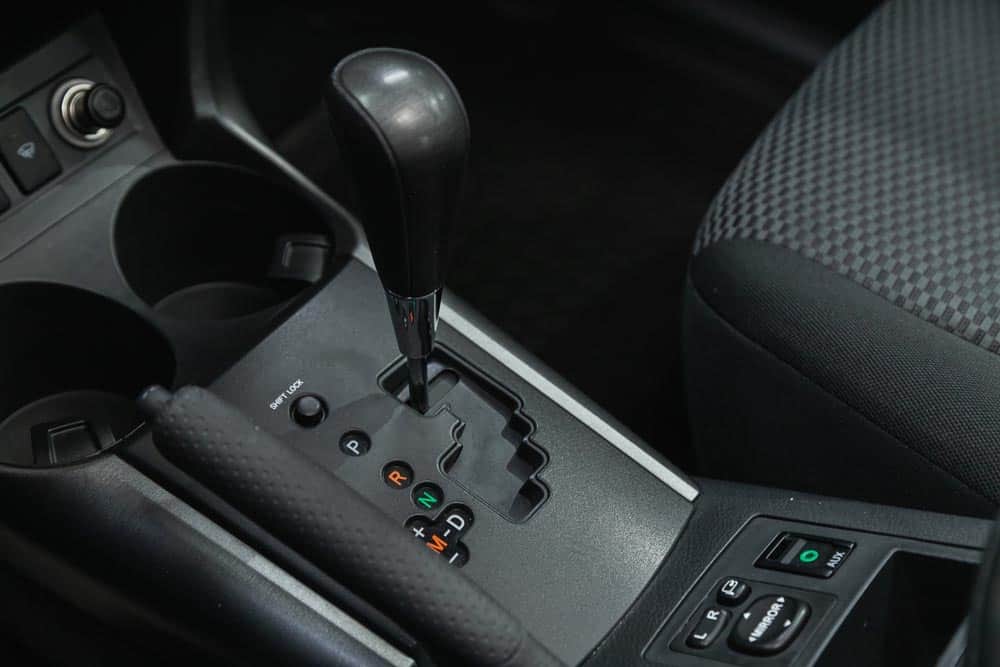 كيف يعمل نظام نقل الحركة المتحكّم في سرعة السيارة؟