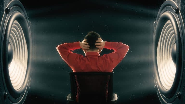 هل يؤثر صوت التشجيع والضوضاء في الملعب على الأذن وكيف تحمي نفسك منه؟