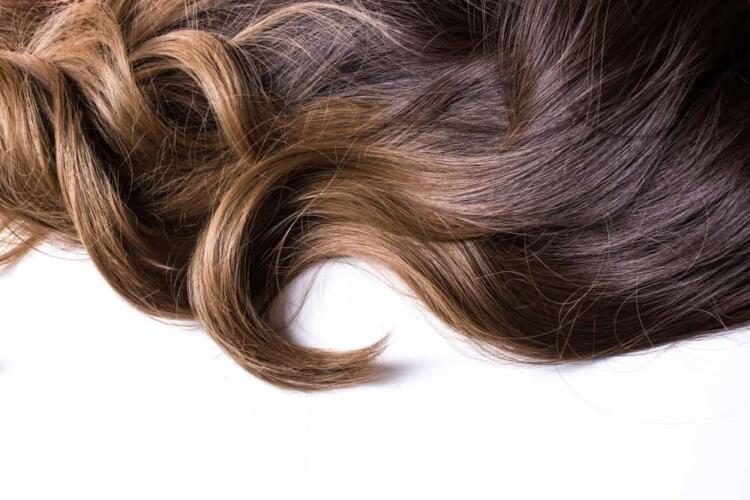 كم مرة يجب أن تغسل شعرك أسبوعياً لتحافظ على صحته؟ العلم يجيب