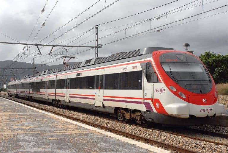 كيف يعمل القطار الكهربائي؟