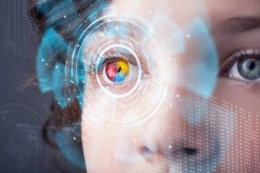 ما تأثيرات العيش في الفضاء على الرؤية ووظائف العين؟