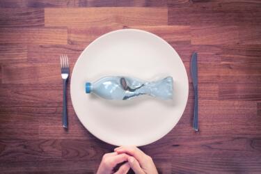 الكشف عن وجود جزيئات بلاستيكية دقيقة في دم الإنسان لأول مرة