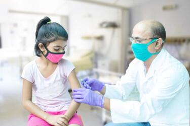 الجرعة الأولى من لقاحات كورونا أصبحت متوفرة لأطفال المملكة السعودية