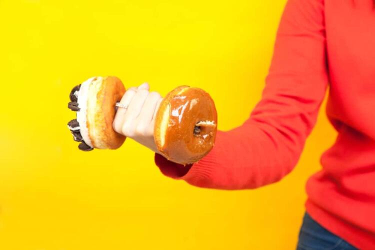 هل يمكن ممارسة الرياضة مع تناول الأطعمة غير الصحية؟