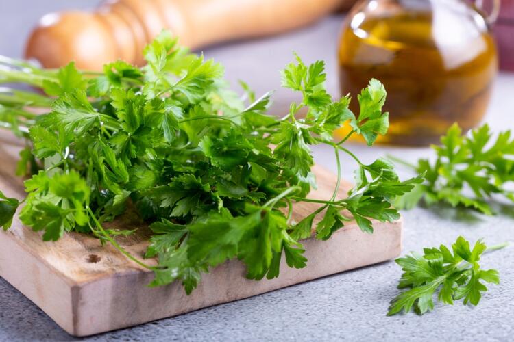 اكتشف فوائد شاي البقدونس التي تعزز صحة الكلى والمسالك البولية