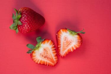 حصاد العلوم اليوم: الفراولة تقلل من الخرف وقضاء الطفل وقتاً طويلاً أمام الشاشة يُعد مؤشراً للإصابة بطيف التوحد