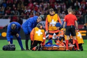 ممَّ يتكون الفريق الطبي الخاص بفريق كرة القدم؟