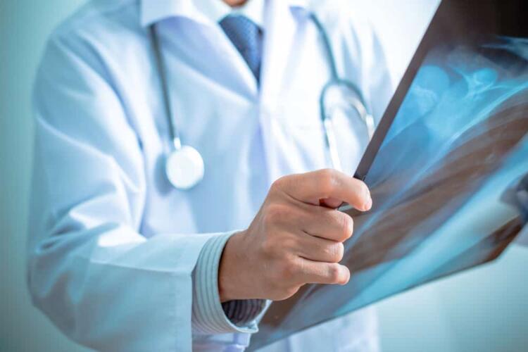 لماذا توفي "ديفيد بينيت" المريض الذي أُجريت له أول عملية زرع لقلب خنزير؟