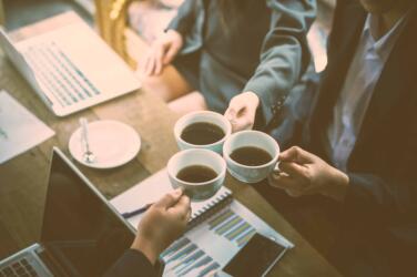 شرب قهوتك في المكتب أكثر خطورة مما تعتقد وإليك السبب