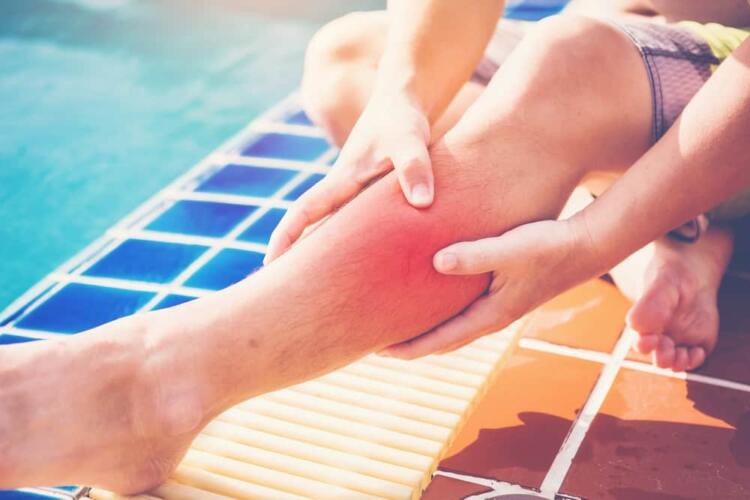 كيف تتصرف عند حدوث الشد العضلي في أثناء السباحة؟