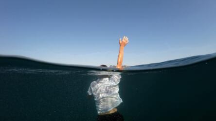 دليلك للبقاء على قيد الحياة في وسط البحر