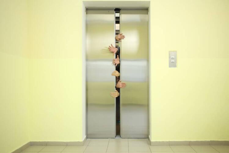 ماذا تفعل في حال علقت في مصعد؟