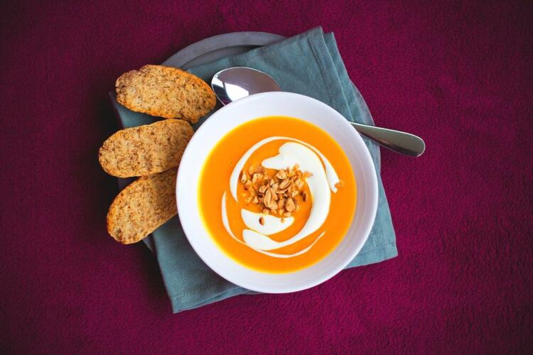 10 أطعمة يمكن تناولها بسهولة حتى بوجود تقويم الأسنان