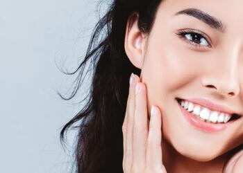 10 نصائح لتعديل روتين العناية بالبشرة الدهنية خلال فصل الصيف