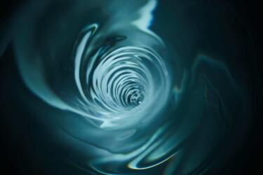 كيف نشأت أول الأعاصير الكمومية؟