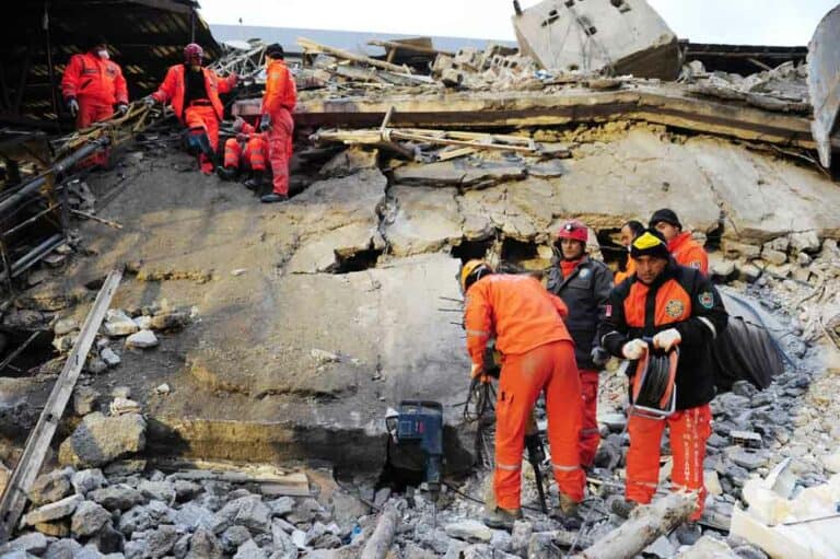 المباني المنهارة