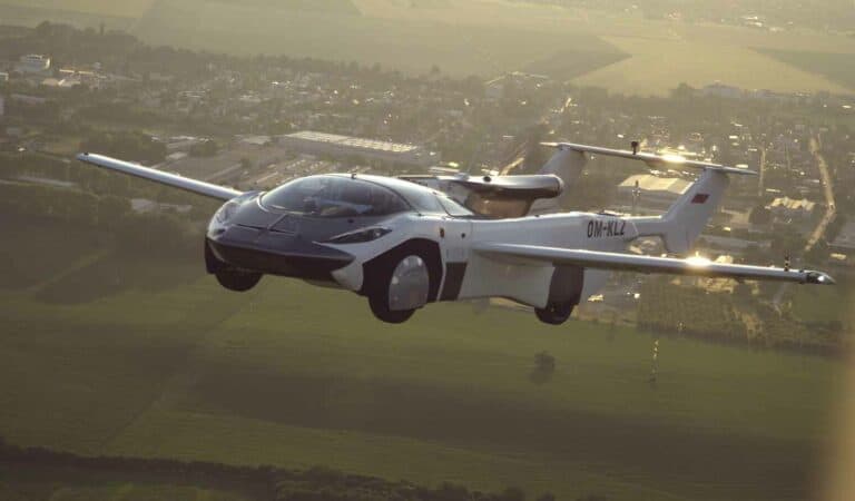 السيارة الطائرة