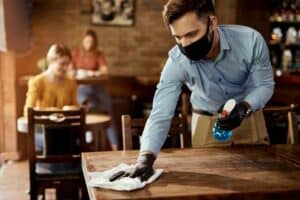 تناول الطعام في الأماكن المغلقة