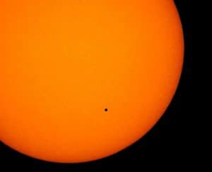 عبور كوكب عطارد بين الأرض والشمس