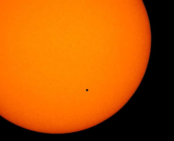 عبور كوكب عطارد بين الأرض والشمس