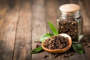 فوائد القرنفل للأسنان