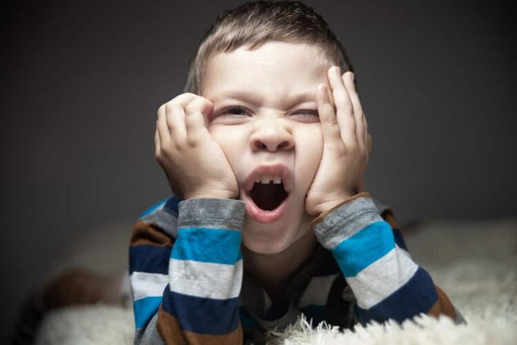 لمَ يواجه بعض الأطفال صعوبة في النوم؟ وما هي طرق مساعدتهم؟