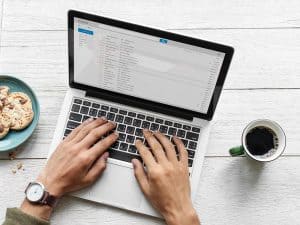 أبقِ مخدم البريد الإلكتروني الخاص بك أقرب إلى مكان سكنك، حيث سيظل بإمكانك الوصول إلى رسائلك من أي مكان.