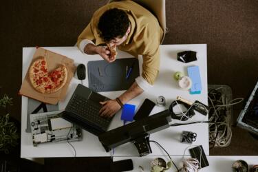 3 أسباب لفشل حميتك الغذائية تحت ضغط العمل